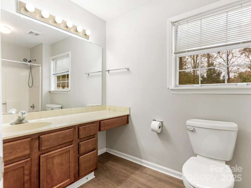 9701 Kent Village Drive, Charlotte, NC 28269.  MLS# CAR4309656, YatesRealty ID 22309. 2nd Flr, Full Bath w/combo Tub/Shower