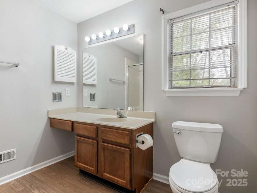 9701 Kent Village Drive, Charlotte, NC 28269.  MLS# CAR4309656, YatesRealty ID 22309. 2nd Flr, Primary bath w/WIS