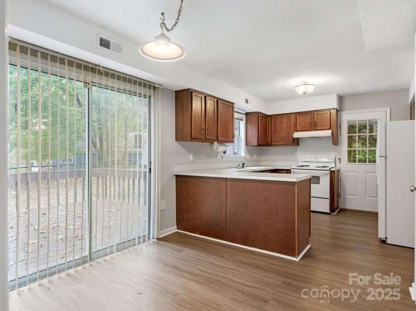 9701 Kent Village Drive, Charlotte, NC 28269.  MLS# CAR4309656, YatesRealty ID 22309. Eat-in Dining in Kitchen overlooking Deck