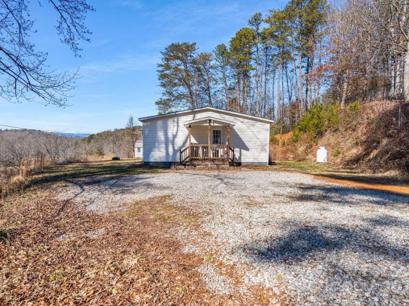 31 Grassy Hills Drive, Marion, NC 28752.  MLS# CAR4265404, YatesRealty ID 22311. 