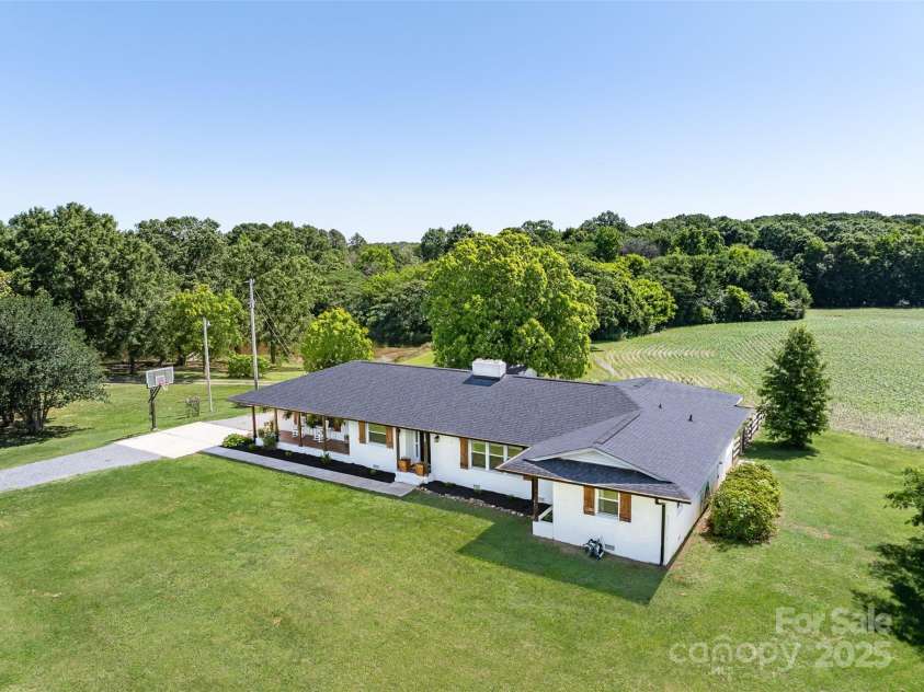 5710 Lander Benton Road, Unionville, NC 28110.  MLS# CAR4254913, YatesRealty ID 22313. Welcome Home to 5710 Lander Benton Rd