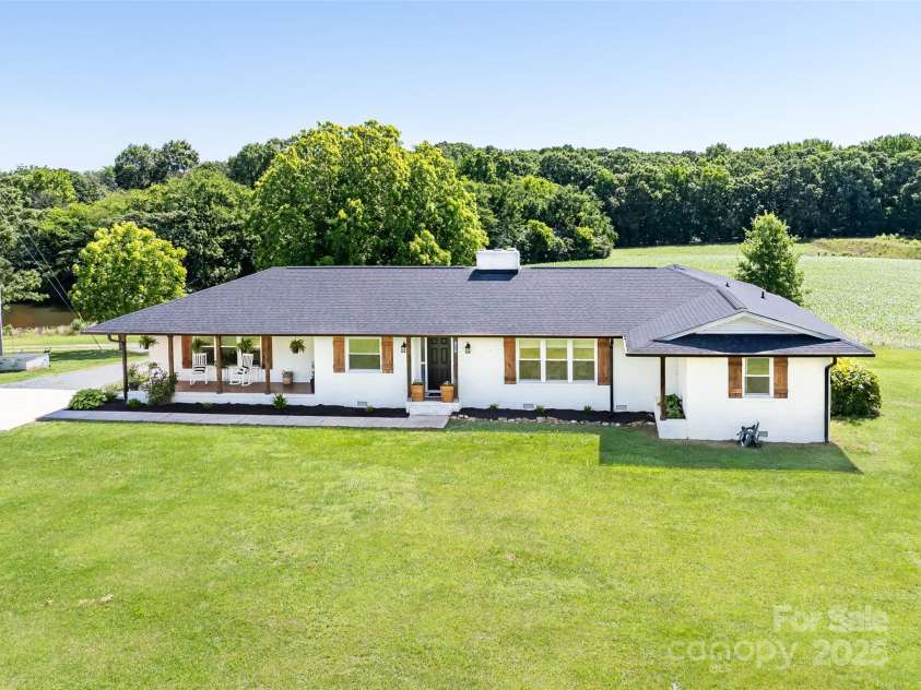 5710 Lander Benton Road, Unionville, NC 28110.  MLS# CAR4254913, YatesRealty ID 22313. Welcome Home to 5710 Lander Benton Rd