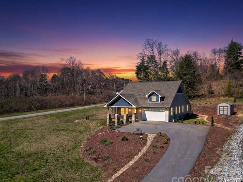 35 Cider Hill Lane, Hendersonville, NC 28792.  MLS# CAR4358432, YatesRealty ID 22314. 