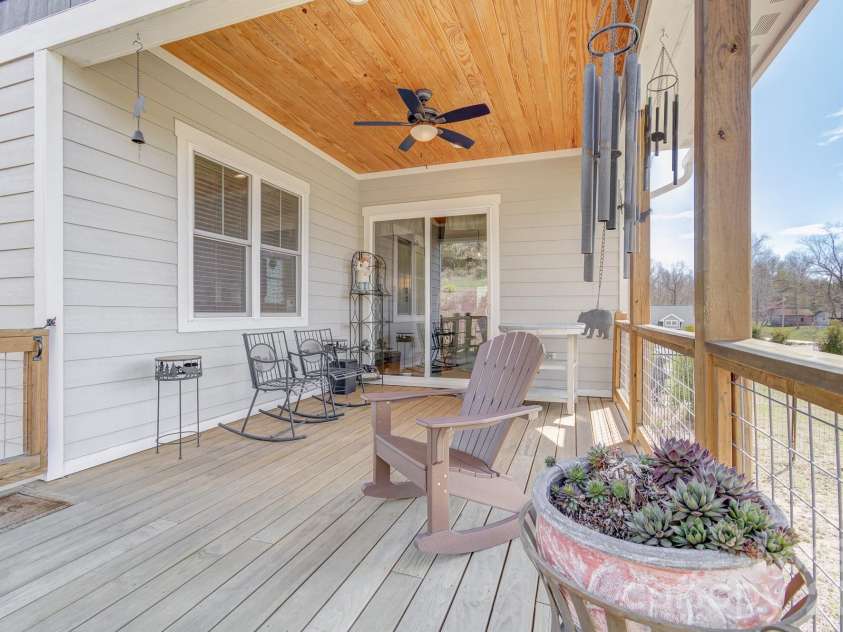 35 Cider Hill Lane, Hendersonville, NC 28792.  MLS# CAR4358432, YatesRealty ID 22314. 