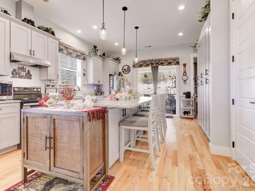 35 Cider Hill Lane, Hendersonville, NC 28792.  MLS# CAR4358432, YatesRealty ID 22314. 