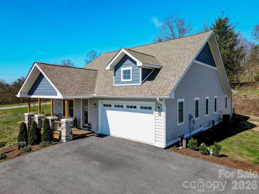 35 Cider Hill Lane, Hendersonville, NC 28792.  MLS# CAR4358432, YatesRealty ID 22314. 