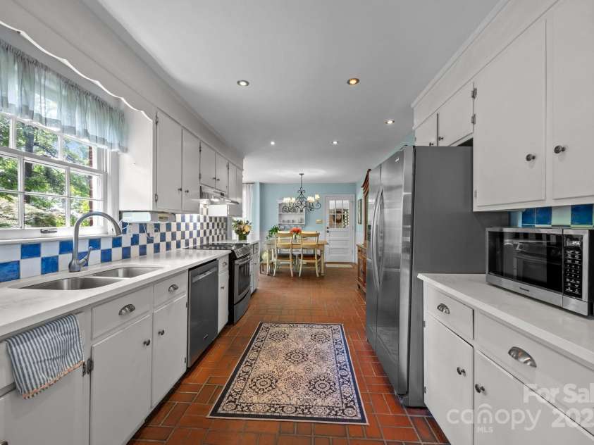 5510 Sardis Road, Charlotte, NC 28270.  MLS# CAR4240440, YatesRealty ID 22316. Kitchen