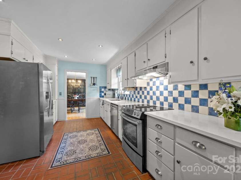 5510 Sardis Road, Charlotte, NC 28270.  MLS# CAR4240440, YatesRealty ID 22316. Kitchen