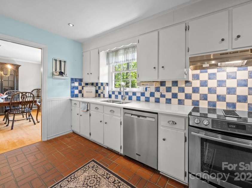 5510 Sardis Road, Charlotte, NC 28270.  MLS# CAR4240440, YatesRealty ID 22316. Kitchen
