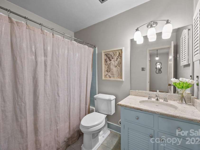 5510 Sardis Road, Charlotte, NC 28270.  MLS# CAR4240440, YatesRealty ID 22316. Upstairs Bathroom