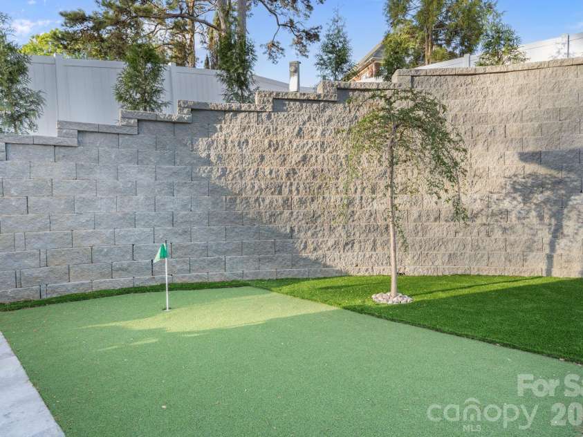 475 Canvasback Road, Mooresville, NC 28117.  MLS# CAR4366182, YatesRealty ID 22319. Backyard putting green