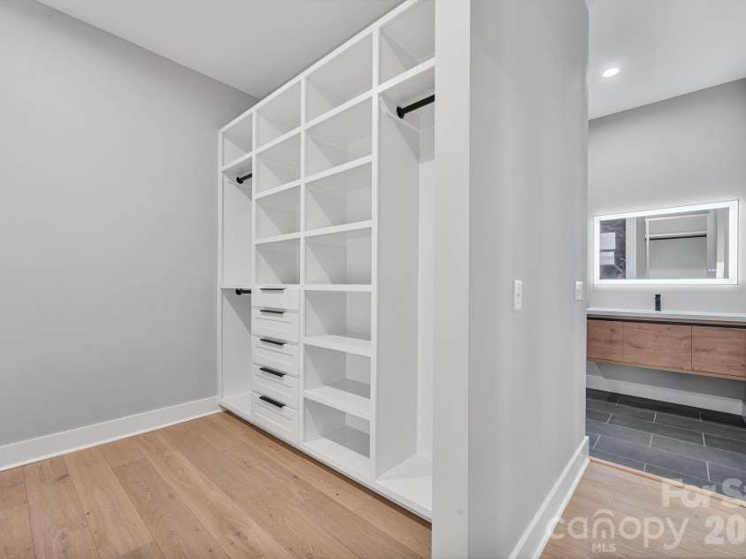475 Canvasback Road, Mooresville, NC 28117.  MLS# CAR4366182, YatesRealty ID 22319. Custom walk-in closet