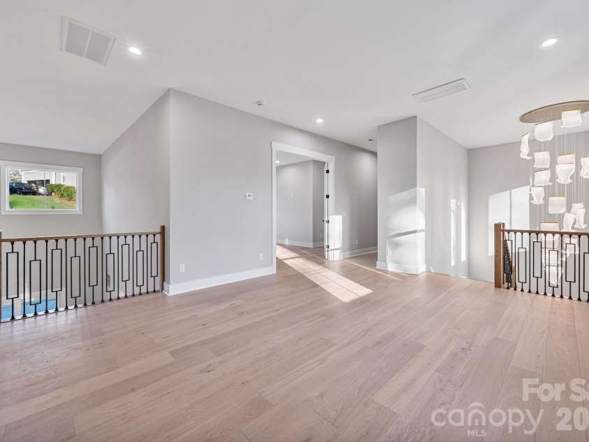 475 Canvasback Road, Mooresville, NC 28117.  MLS# CAR4366182, YatesRealty ID 22319. Upper level loft/lounge area