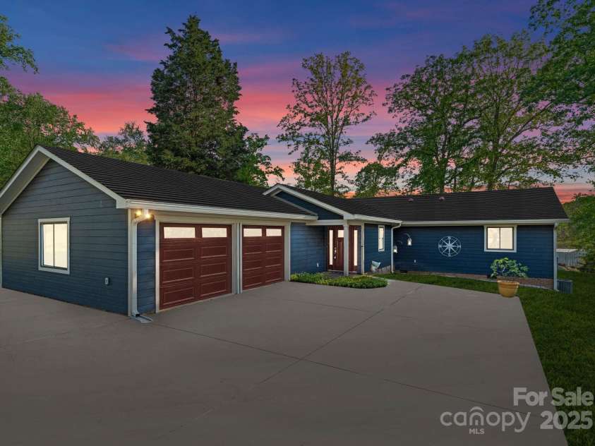 141 Baywatch Drive, Mooresville, NC 28117.  MLS# CAR4224765, YatesRealty ID 22322. 