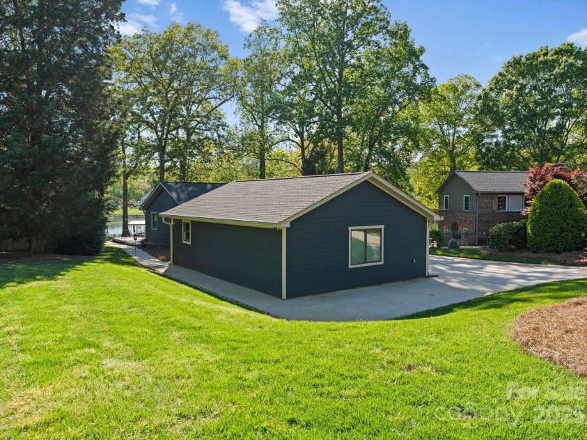 141 Baywatch Drive, Mooresville, NC 28117.  MLS# CAR4224765, YatesRealty ID 22322. 
