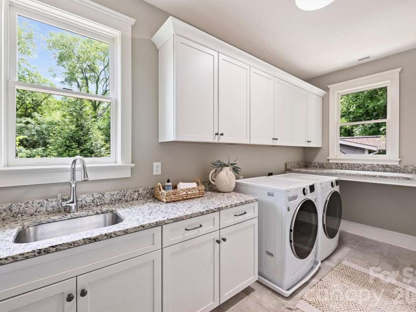 4507 Givens Way, Charlotte, NC 28209.  MLS# CAR4376628, YatesRealty ID 22323. Laundry Room