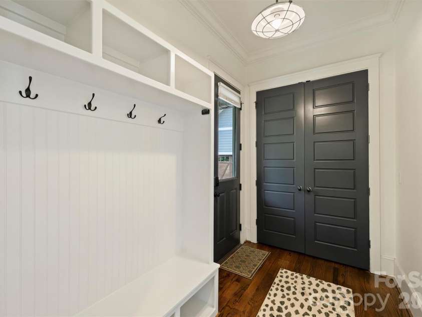 4507 Givens Way, Charlotte, NC 28209.  MLS# CAR4376628, YatesRealty ID 22323. Mudroom/Drop Zone off Porte Cochere