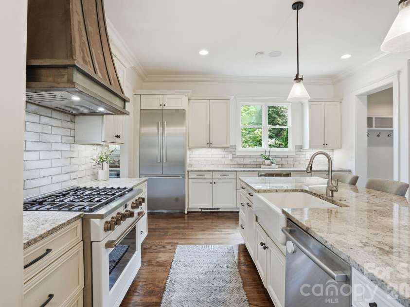 4507 Givens Way, Charlotte, NC 28209.  MLS# CAR4376628, YatesRealty ID 22323. Stunning Chef's kitchen