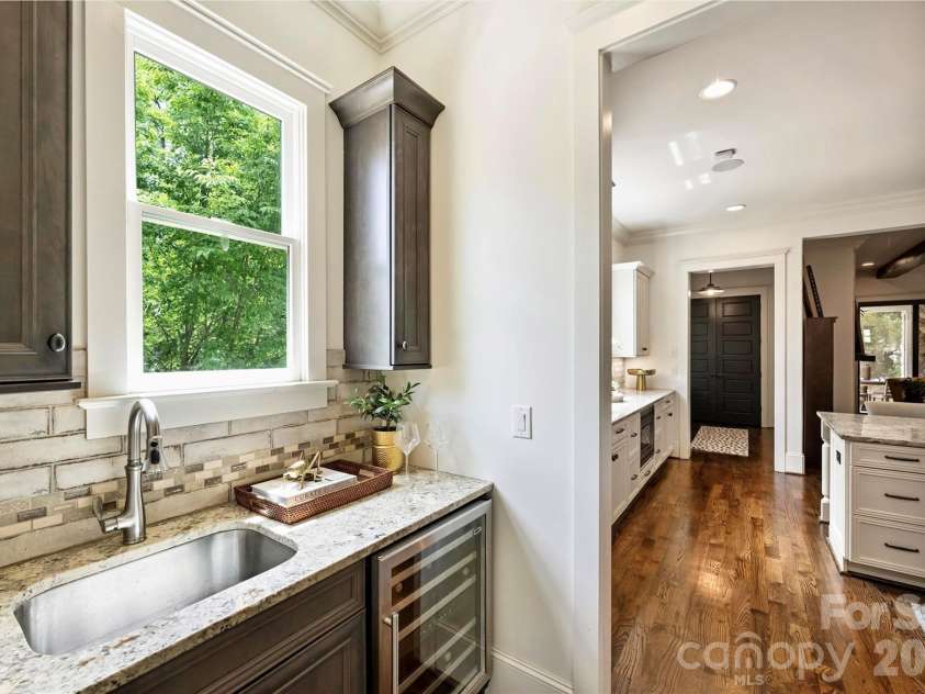 4507 Givens Way, Charlotte, NC 28209.  MLS# CAR4376628, YatesRealty ID 22323. Wet Bar off Dining Room & Kitchen
