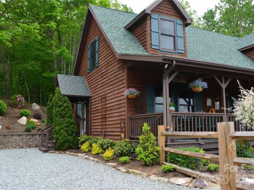 394 Hummingbird Lane, Elk Park, NC 28622.  MLS# CAR4268287, YatesRealty ID 22325. 