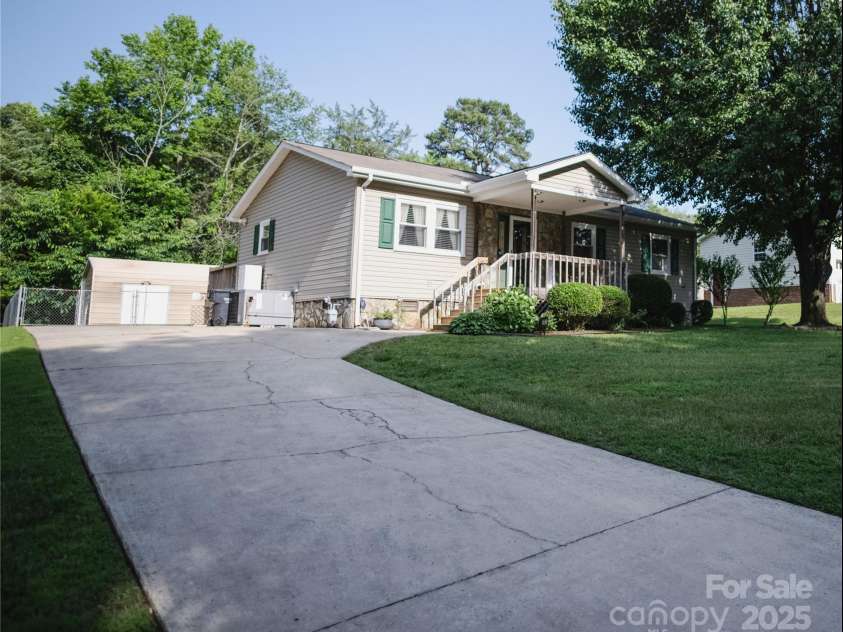 332 Daybrook Drive, Landis, NC 28088.  MLS# CAR4267528, YatesRealty ID 22328. Driveway