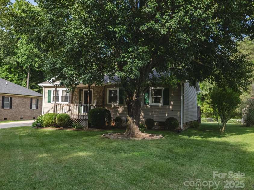 332 Daybrook Drive, Landis, NC 28088.  MLS# CAR4267528, YatesRealty ID 22328. Front yard