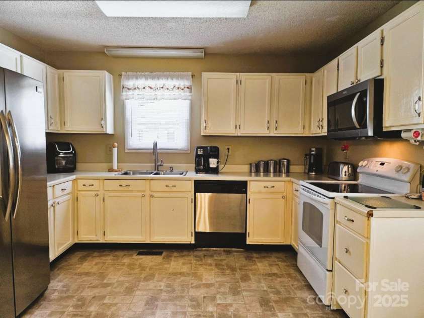 332 Daybrook Drive, Landis, NC 28088.  MLS# CAR4267528, YatesRealty ID 22328. Kitchen