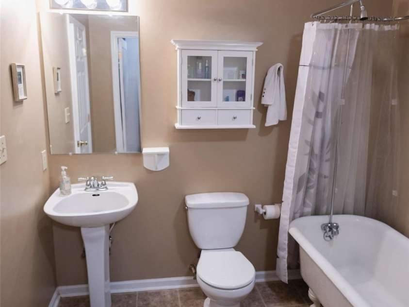 332 Daybrook Drive, Landis, NC 28088.  MLS# CAR4267528, YatesRealty ID 22328. Primary full bath