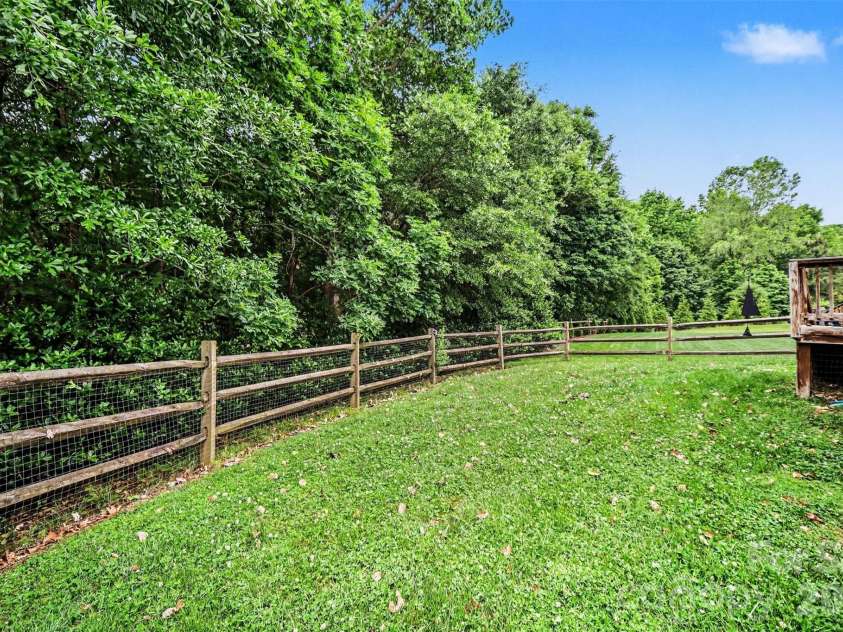2172 Southridge Drive, Belmont, NC 28012.  MLS# CAR4377359, YatesRealty ID 22330. 