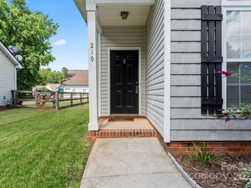 219 Mccord Street, Charlotte, NC 28216.  MLS# CAR4270522, YatesRealty ID 22330. 