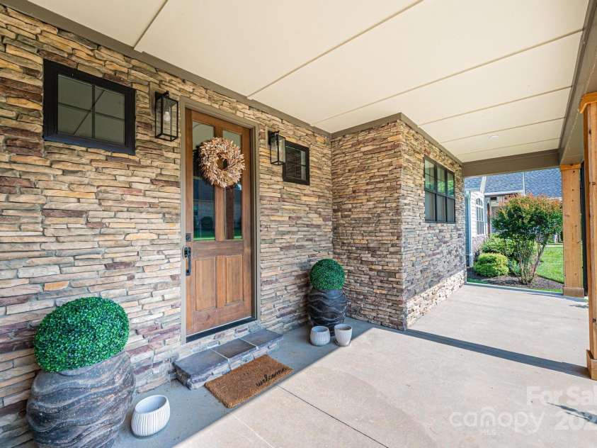 3741 9th Street Court, Hickory, NC 28601.  MLS# CAR4269157, YatesRealty ID 22331. 