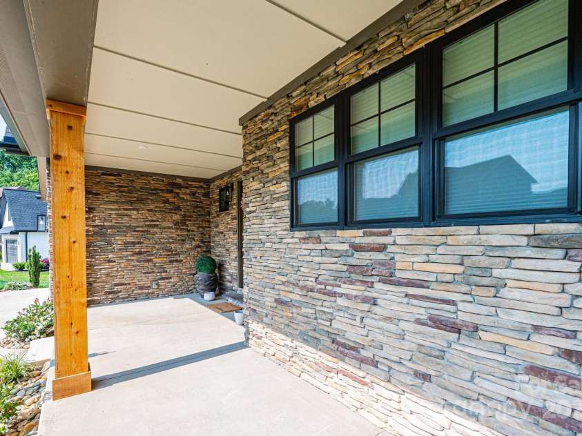 3741 9th Street Court, Hickory, NC 28601.  MLS# CAR4269157, YatesRealty ID 22331. 