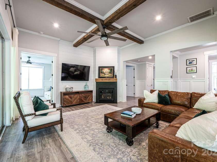 3741 9th Street Court, Hickory, NC 28601.  MLS# CAR4269157, YatesRealty ID 22331. 