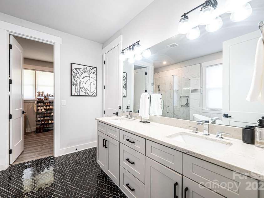 3741 9th Street Court, Hickory, NC 28601.  MLS# CAR4269157, YatesRealty ID 22331. 