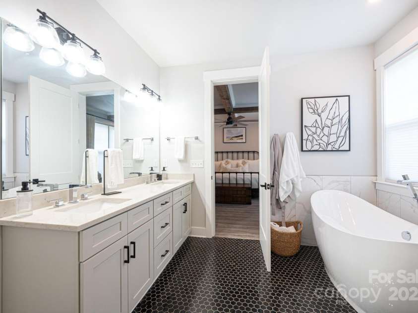 3741 9th Street Court, Hickory, NC 28601.  MLS# CAR4269157, YatesRealty ID 22331. 