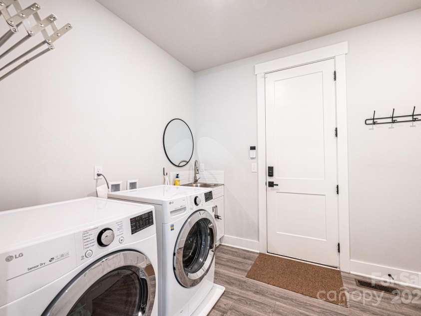 3741 9th Street Court, Hickory, NC 28601.  MLS# CAR4269157, YatesRealty ID 22331. 