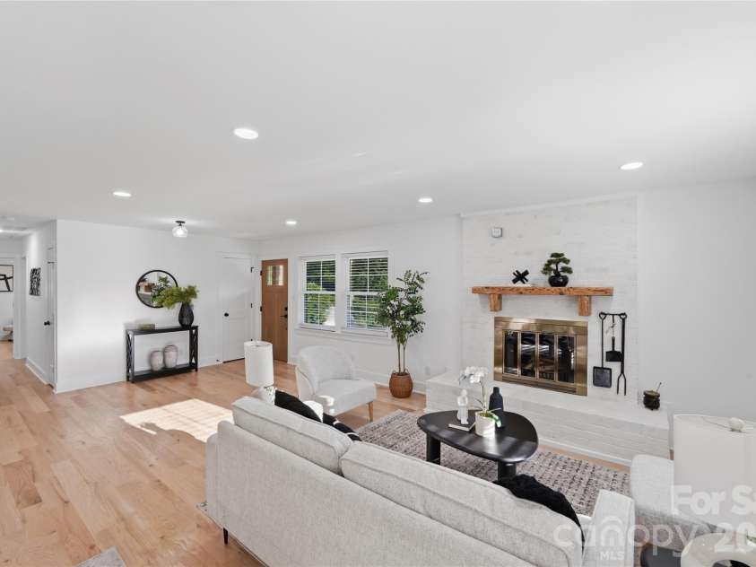 4314 Ivanhoe Place, Charlotte, NC 28205.  MLS# CAR4379977, YatesRealty ID 22333. 