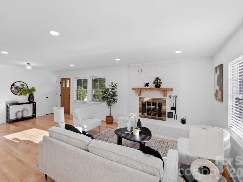 4314 Ivanhoe Place, Charlotte, NC 28205.  MLS# CAR4379977, YatesRealty ID 22333. 