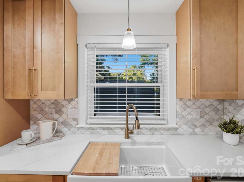 4314 Ivanhoe Place, Charlotte, NC 28205.  MLS# CAR4379977, YatesRealty ID 22333. Classic over the sink window!