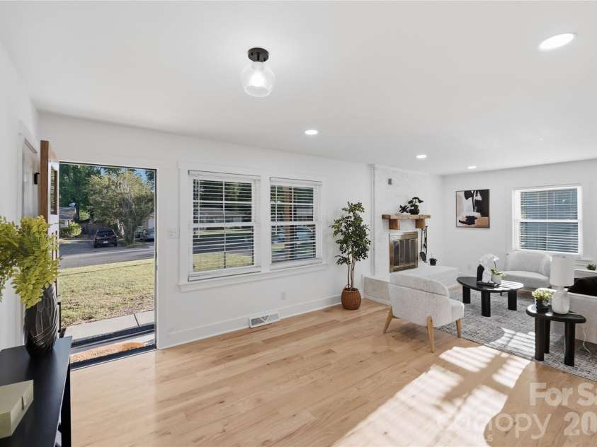 4314 Ivanhoe Place, Charlotte, NC 28205.  MLS# CAR4379977, YatesRealty ID 22333. Upon entering, you see the great open floor plan!