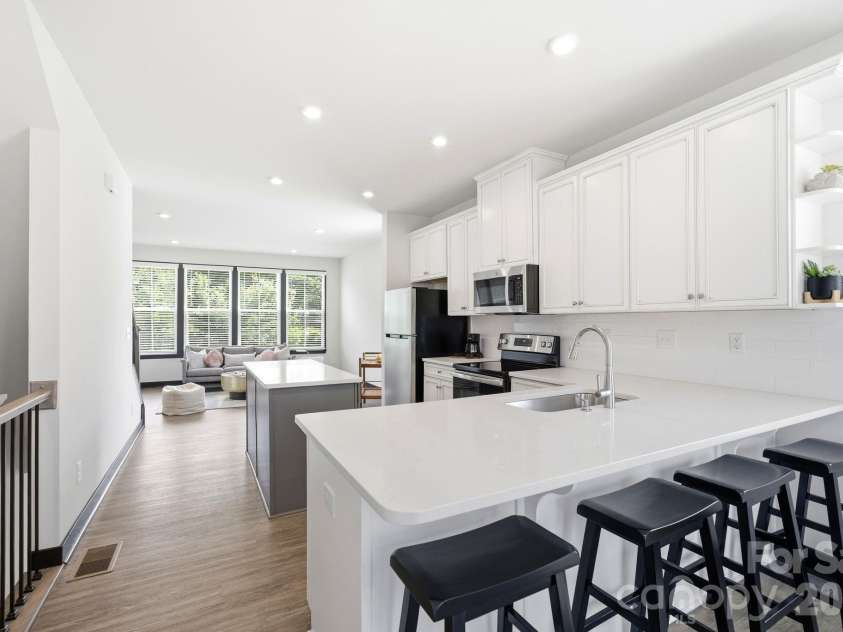 804 Broad River Lane, Charlotte, NC 28211.  MLS# CAR4382198, YatesRealty ID 22335. 
