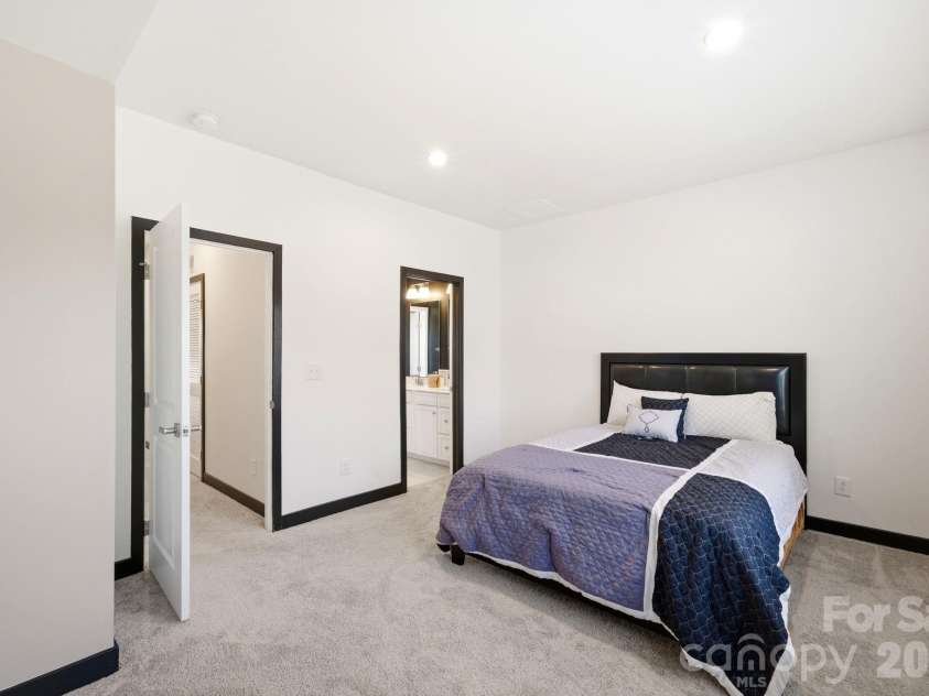 804 Broad River Lane, Charlotte, NC 28211.  MLS# CAR4382198, YatesRealty ID 22335. 