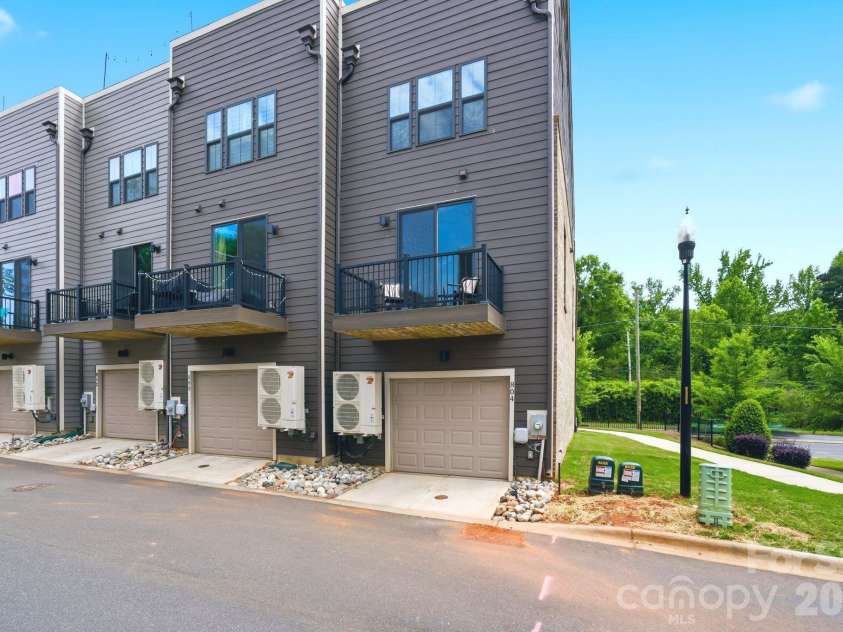 804 Broad River Lane, Charlotte, NC 28211.  MLS# CAR4382198, YatesRealty ID 22335. 