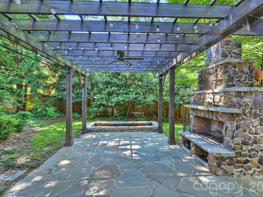 313 Wendover Hill Court, Charlotte, NC 28211.  MLS# CAR4367462, YatesRealty ID 22336. 