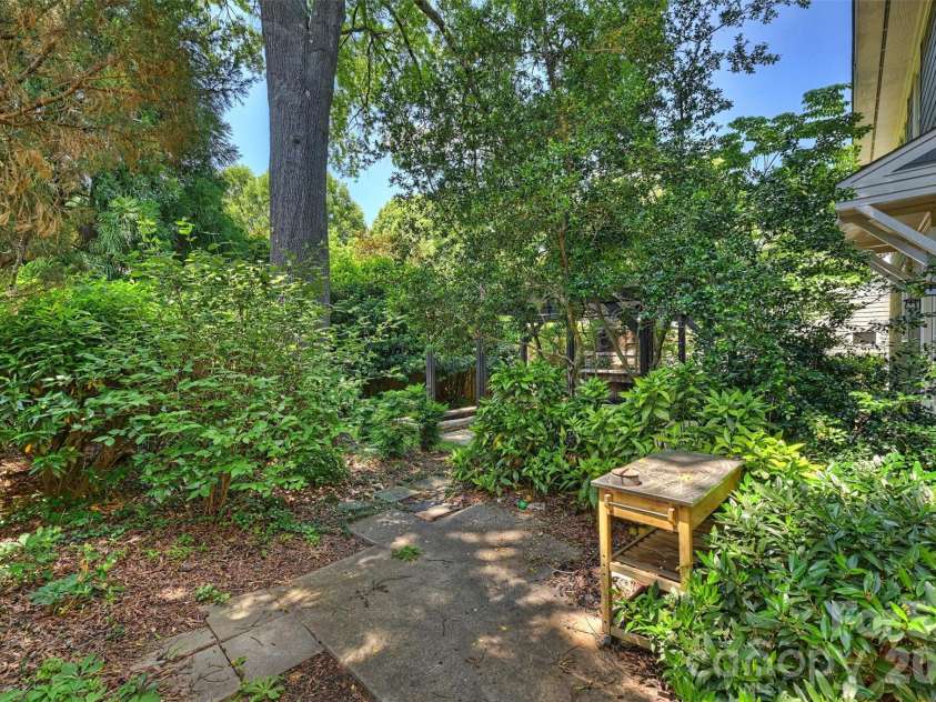 313 Wendover Hill Court, Charlotte, NC 28211.  MLS# CAR4367462, YatesRealty ID 22336. 