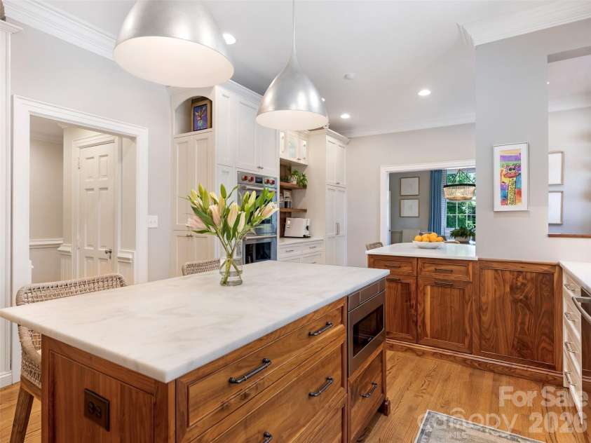 714 Edgehill Road, Charlotte, NC 28207.  MLS# CAR4382173, YatesRealty ID 22337. 