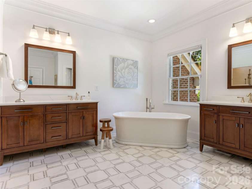 714 Edgehill Road, Charlotte, NC 28207.  MLS# CAR4382173, YatesRealty ID 22337. 