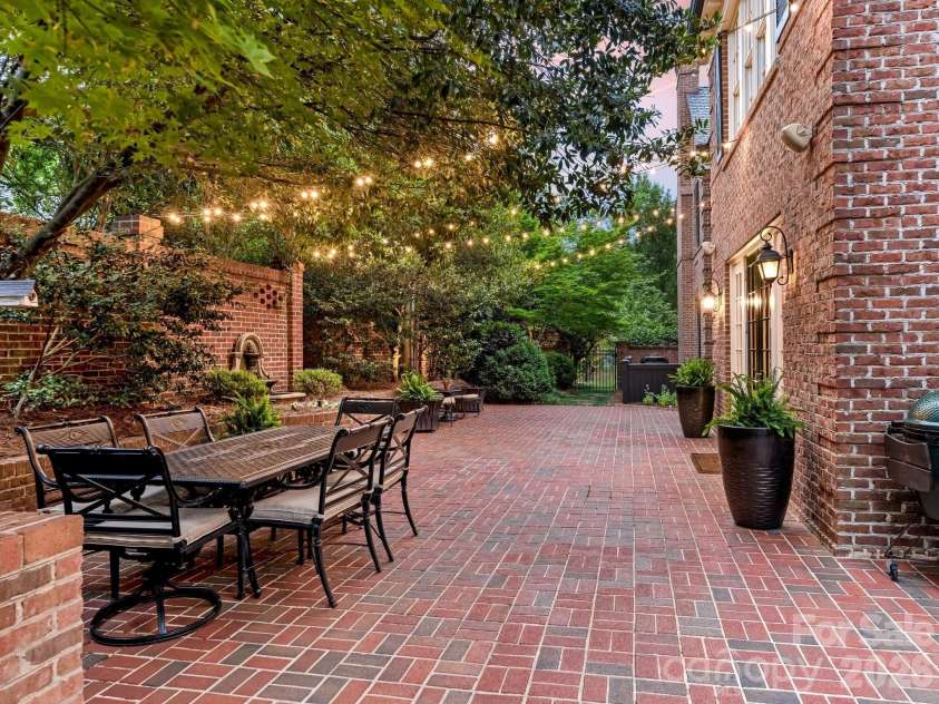 714 Edgehill Road, Charlotte, NC 28207.  MLS# CAR4382173, YatesRealty ID 22337. 