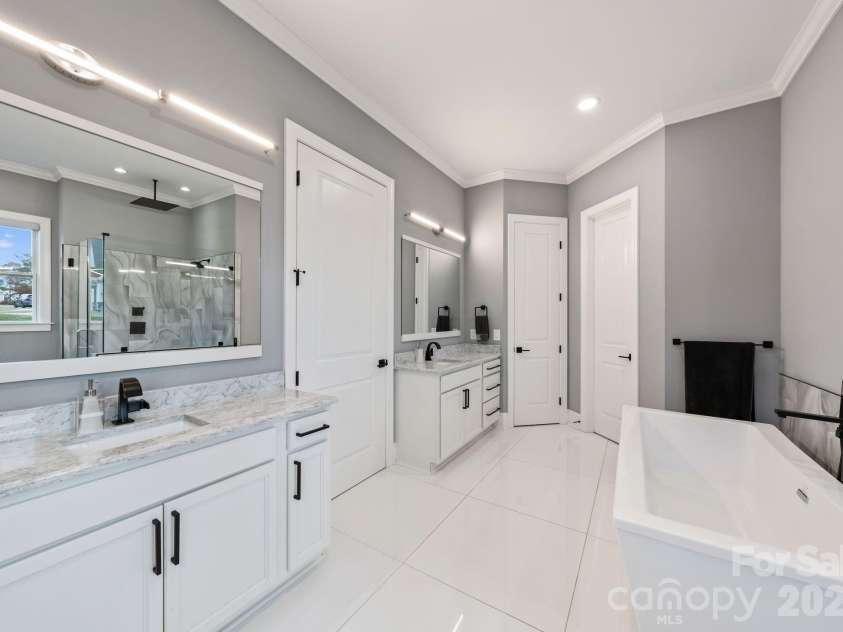 16312 Cozy Cove Road, Charlotte, NC 28278.  MLS# CAR4321861, YatesRealty ID 22338. Primary Bath