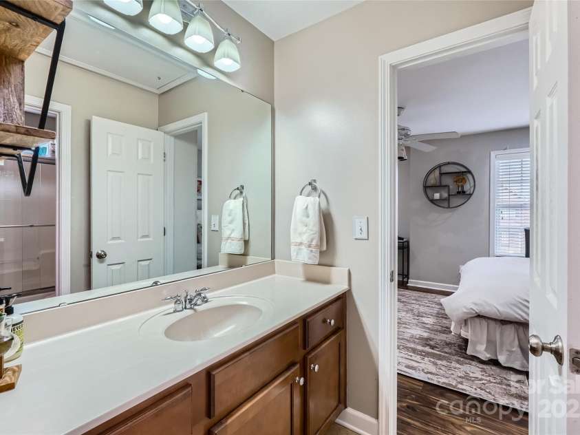 1005 Forbishire Drive, Matthews, NC 28104.  MLS# CAR4228629, YatesRealty ID 2234. Jack & Jill Bathroom